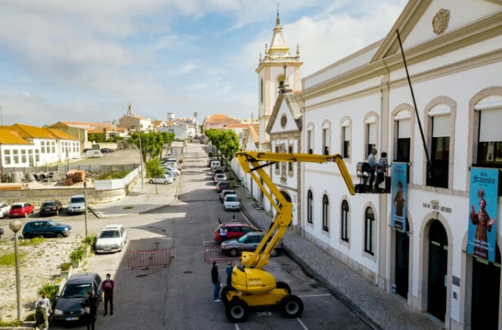 Une maison de retraite fait appel à une grue pour permettre aux proches des résidents de les voir en respectant la distanciation sociale, à Figueira da Foz au Portugal, le 7 mai 2020
