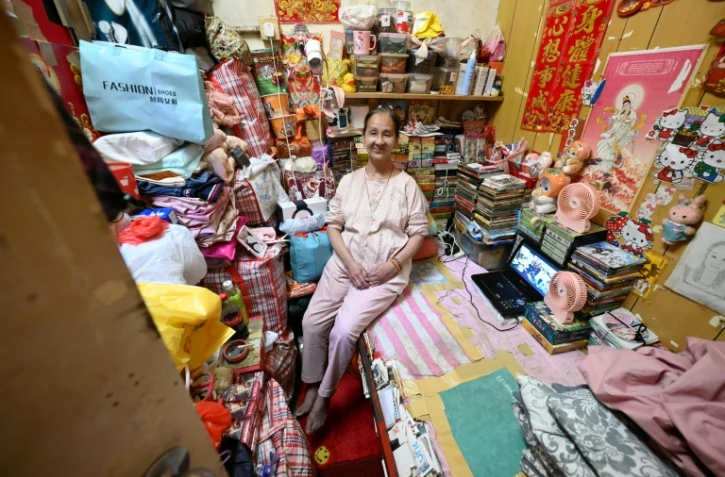 Lisa Lau assise sur son lit dans son logement d'un appartement subdivisé, le 30 avril 2026 à Hong Kong