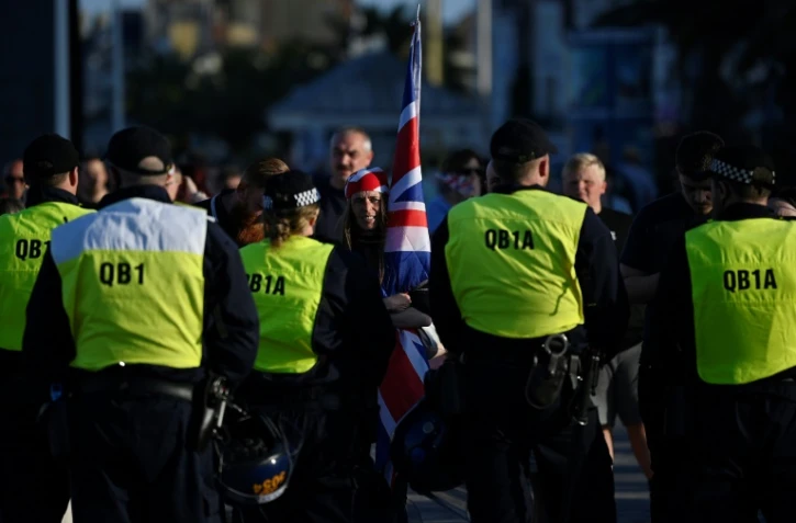 La police face aux manifestants du "Trop c'est trop" à Weymouth, au Royaume-Uni, le 4 août 2024