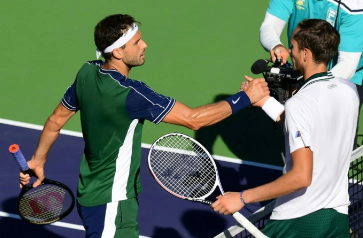 Le Bulgare Grigor Dimotrov (à gauche) salue Daniil Medvedev après l'avoir vaincu, mercredi à Indian Wells