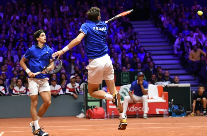 Le Français Nicolas Mahut (d) retourne aux côtés de Pierre-Hugues Herbert dans le double de la finale de Coupe Davis contre la Croatie, le 24 novembre 2018 à Villeneuve-d'Ascq