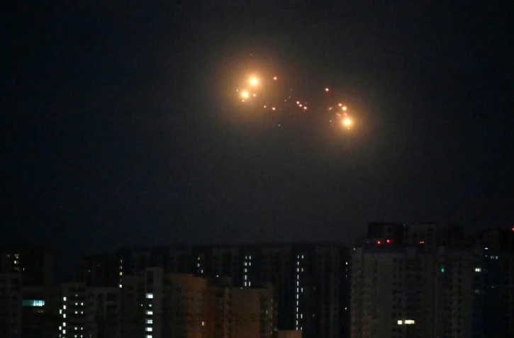 La défense aérienne ukrainienne à l'oeuvre pendant une attaque de drones et de missiles russes contre Kiev, le 10 septembre 2025