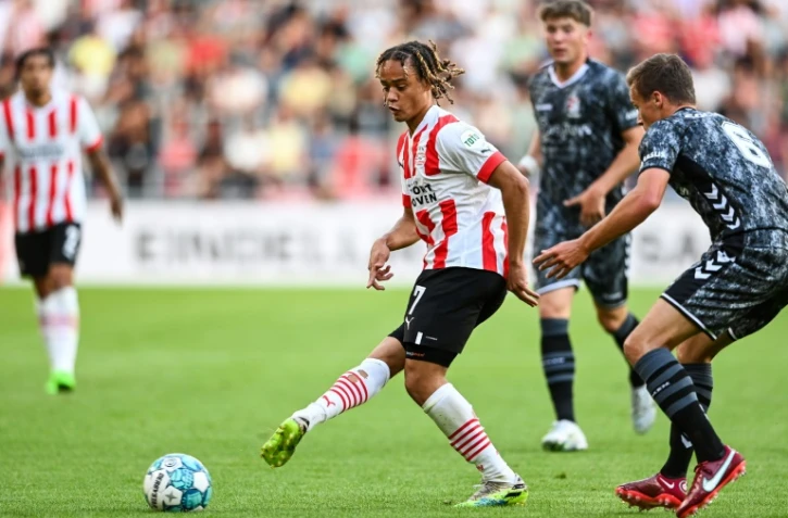 Le milieu de terrain Xavi Simons (c.) du PSV Eindhoven pendant le match d'Eredivisie contre le FC Emmen, à Eindhoven, le 6 août 2022