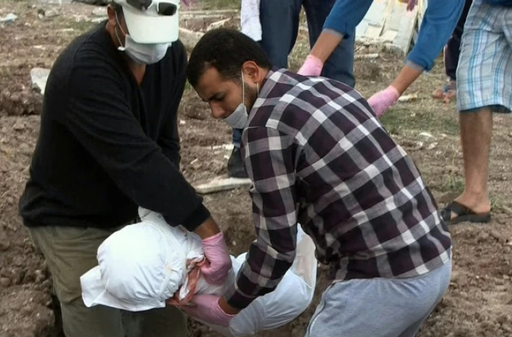 Inhumation par des volontaires le 30 septembre 2015 dans le cimetière de de l'île grecque de Mytilène, d'une fillette qui s'est noyée et dont les parents n'ont pas pu être retrouvés