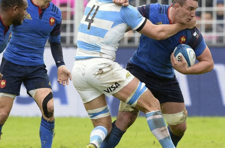 Le N.8 français Louis Picamoles (d) se fait plaquer par l'Argentin Guido Petti (c) lors du test-match à Tucuman, le 25 juin 2016