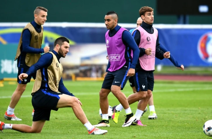 André Pierre Gignac (g) à la lutte avec Dimitri Payet (c), à côté d'Antoine Griezmann (d), lors d'une séance d'entraînement à Villeneuve-d'Ascq, le 18 juin 2016