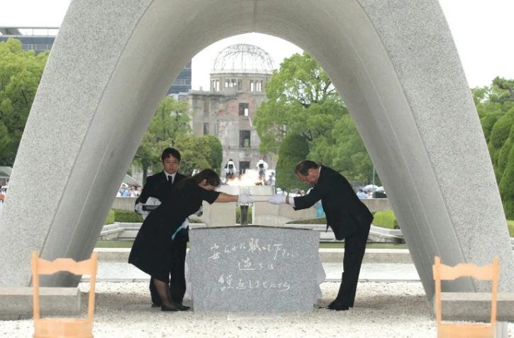 Le maire de Hiroshima, Kazumi Matsui (d), participe aux cérémonies pour le 74e anniversaire de l'attaque nucléaire sur Hiroshima, le 6 août 2019 au Mémorial pour la paix à Hiroshima