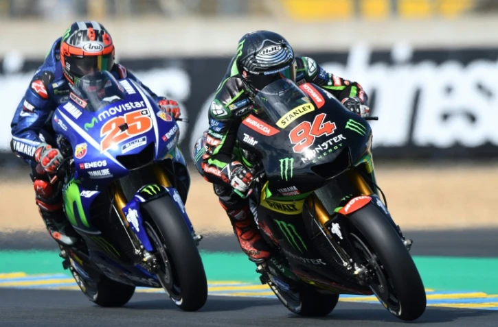 L'Espagnol Maverick Vinales (Movistar Yamaha N.25) à la lutte avec l'Allemand Jonas Folger (Yamaha TECH N.94) lors des qualifs pour le GP de France, catégorie MotoGP, le 20 mai 2017 au Mans