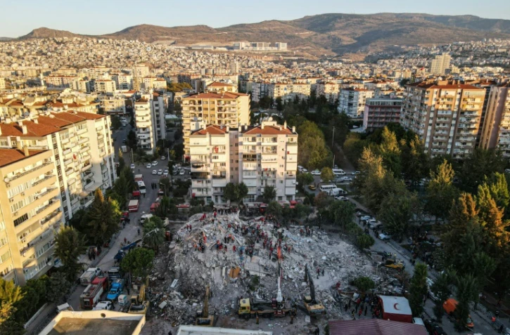 Vue aérienne des équipes de secours cherchant des survivants dans les décombres d'immeubles effondrés après un tremblement de terre, le 31 octobre 2020 à Izmir, en Turquie