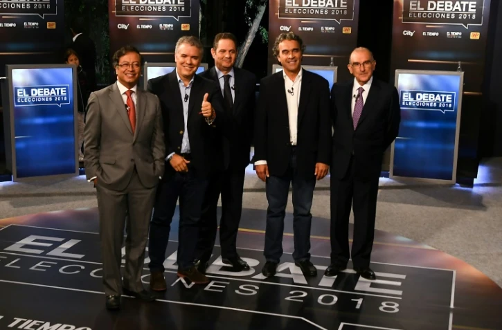 (g-d)Les candidats à la présidentielle colombienne Gustavo Petro, Ivan Duque, German Vargas Lleras, Sergio Fajardo et Humberto de la Calle réunis pour un débat télévisé, le 24 mai 2018 à Bogota