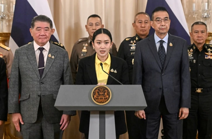 La Première ministre thaïlandaise Paetongtarn Shinawatra (c), entourée de hauts commandants de l'armée thaïlandaise et de ministres du gouvernement, s'exprime lors d'une conférence de presse à Bangkok, le 19 juin 2025