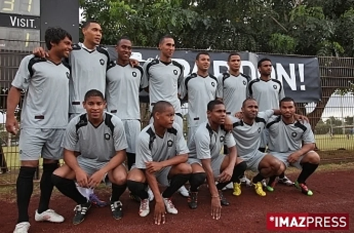 Les &quot;kreopolitains&quot; à leur entraînement au stade de La Redoute de Saint-Denis lors de la première édition du Trophée de la Ville de Saint-Denis. (Photo Marie Trouvé)