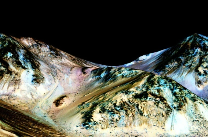 Image fournie par la NASA le 27 septembre 2015, montrant des trainées pouvant avoir été formées par de l'eau coulant sur Mars