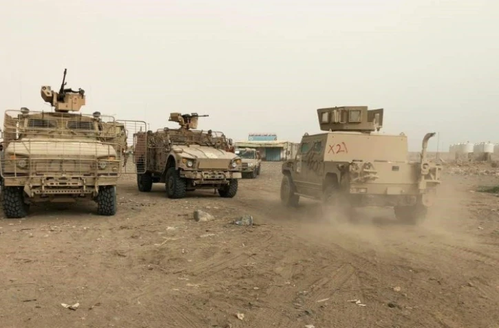 Les forces progouvernementales yéménites avancent vers l'aéroport de Hodeida lors d'une offensive contre les rebelles houthis, le 19 juin 2018