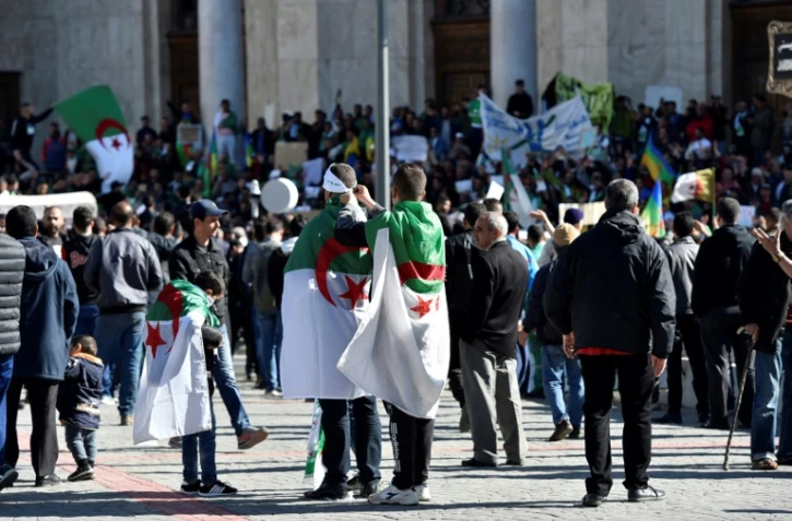 Des personnes rassemblées pour demander le départ du président Bouteflika, le 15 mars 2019 à Alger