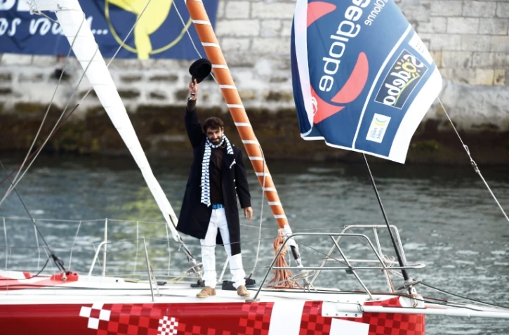 Le skippeur suisse Alan Roura lors du départ du Vendée Globe, le 6 novembre 2016 aux Sables d'Olonne