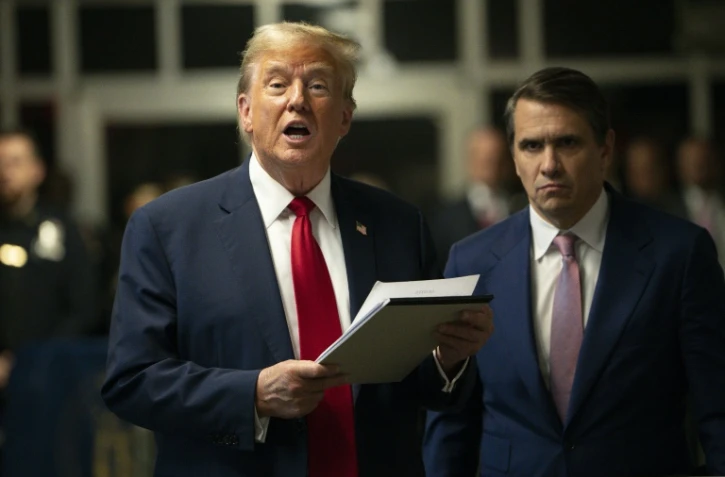 L'ancien président américain Donald Trump, accompagné par son avocat Todd Blanche, fait une déclaration à la presse à la sortie du tribunal de Manhattan, le 16 mai 2024 à New york