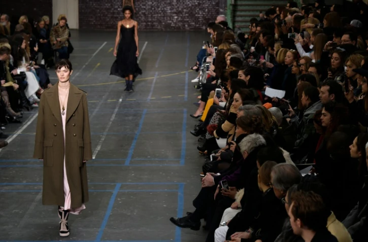 Des créations John Galliano défilent le 6 mars 2016 à Paris