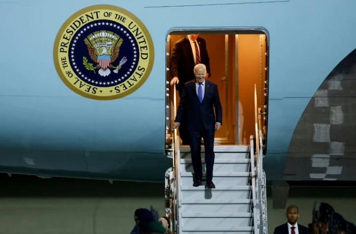 Le président américain Joe Biden descend d'Air Force One, le 17 octobre 2024 à l'aéroport de Berlin-Brandebourg à Schönefeld, en Allemagne