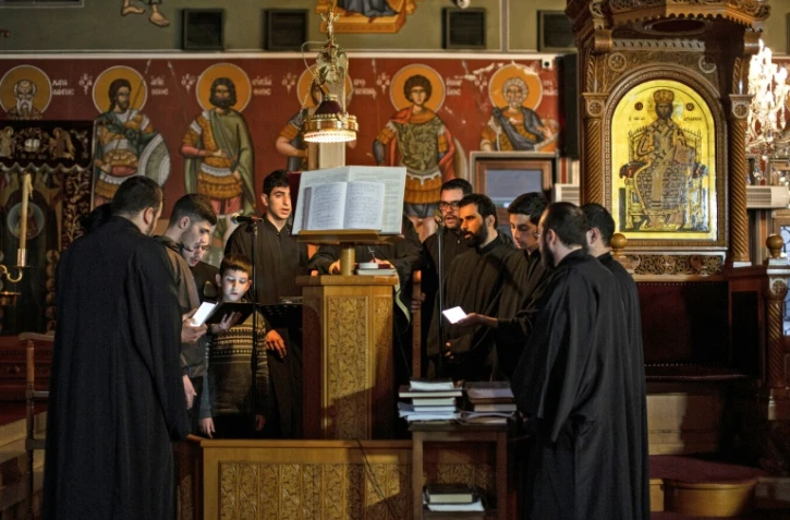 Des choristes dans une église orthodoxe à Ayia Napa, dans le sud-est de Chypre, le 10 avril 2022