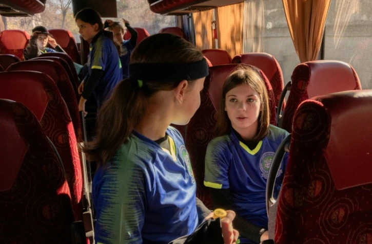 Des joueuses du club de football Krystal Kherson arrivent Ă MykolaĂŻv le 10 novembre 2023 pour un tournoi