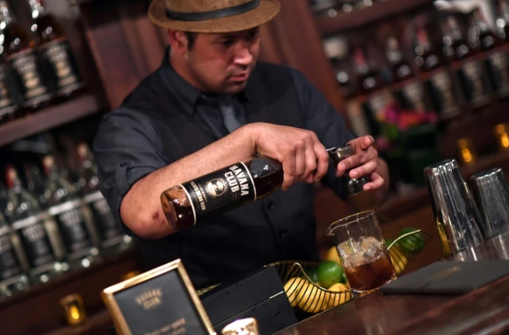 Un barman prépare un cocktail avec du rhum Havana Club Bacardi, le 3 avril 2018 à New York