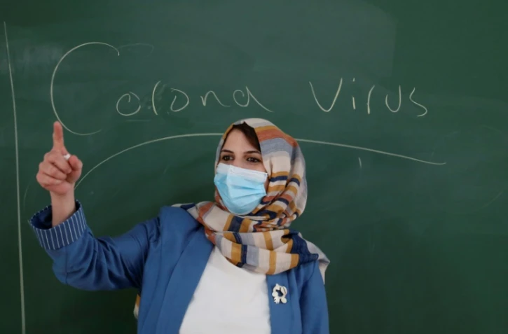 Une enseignante palestinienne porte un masque en classe à Hebron le 10 août 2020