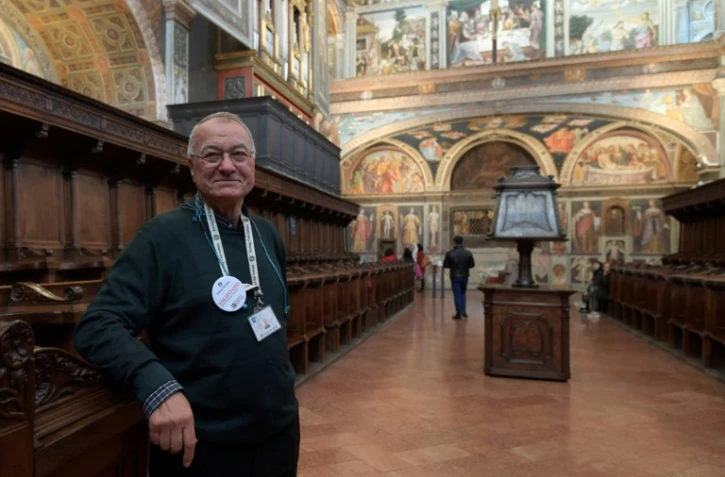 Guide bénévole, Syrien et musulman, Mohamed Hamadi fait découvrir aux visiteurs les fresques de l'église San Maurizio de Milan, le 15 novembre 2017