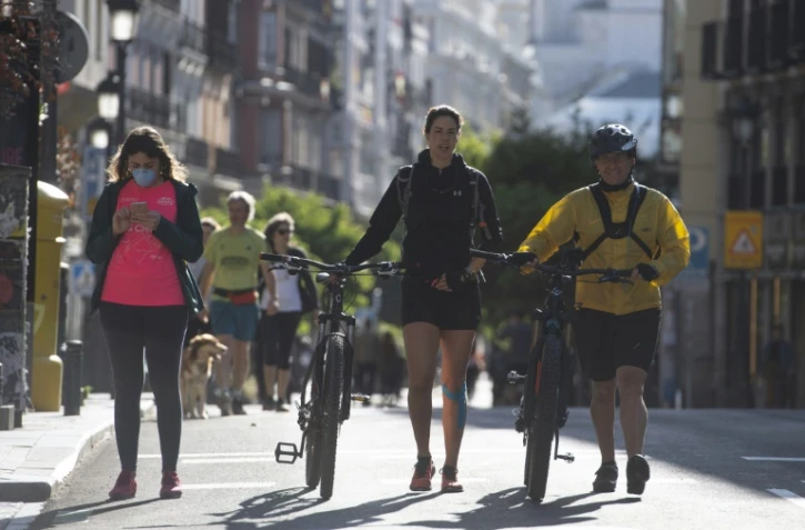 Des personnes marchent ou font du sport dans une rue de Madrid pendant les heures autorisées, le 10 mai 2020 en Espagne