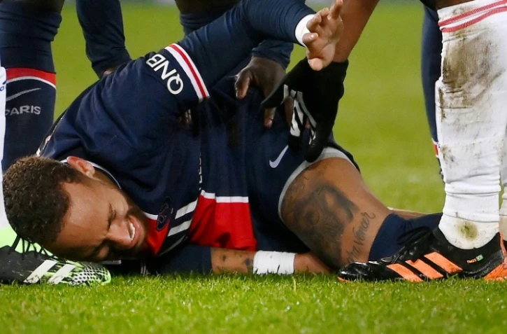 Neymar au sol après avoir été blessé à la cheville gauche lors de Paris SG-Lyon en L1 le 13 décembre 2020 au Parc des Princes