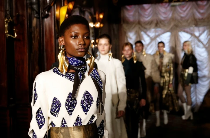 Des mannequins présentent les créations de Véronique Leroy lors des défilés parisiens, le 5 mars 2016
