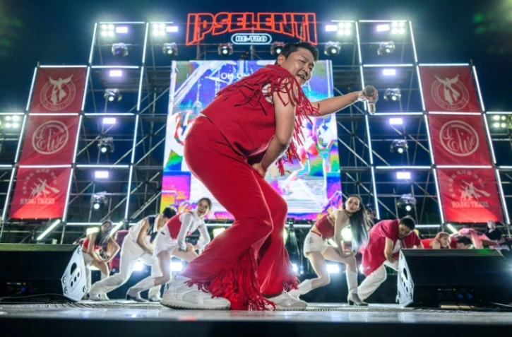 Le Sud-Coréen Psy, auteur du tube planétaire "Gangnam Style", en concert à l'Université de Corée à Séoul le 27 mai 2022