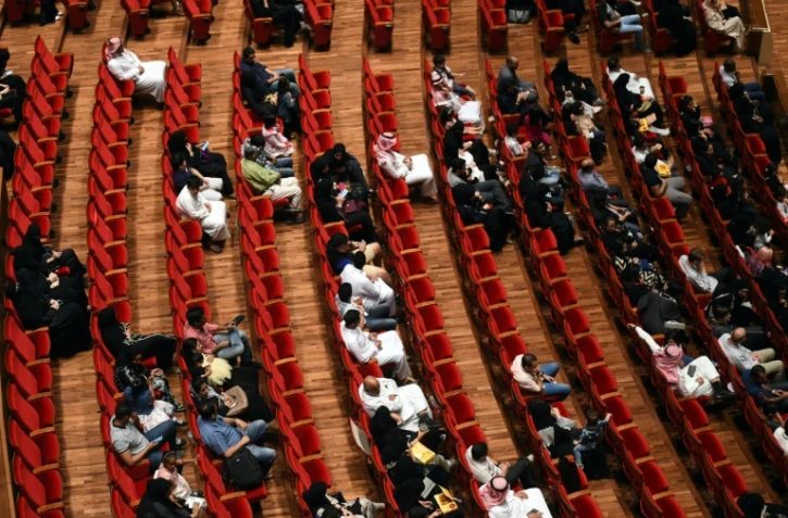 Des hommes et femmes attendent d'assister au concert du groupe américain iLuminate à l'amphithéâtre de l'université Princesse Noura bent Abdelrahman, le 6 octobre 2016 à Ryad, en Arabie Saoudite