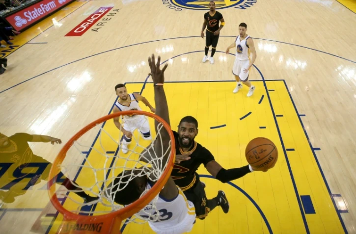 Kyrie Irving, le meneur vedette des Cleveland Cavaliers, monte au panier face aux Golden State Warriors en finale NBA, le 12 juin 2017 à Oakland (Californie)