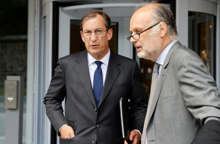 Nicolas Bazire (G), ancien directeur de cabinet et chef de campagne d'Edouard Balladur, quitte le tribunal de Paris le 15 juin 2020 après sa condamnation à cinq ans de prison, dont deux avec sursis, dans le volet financier de l'affaire Karachi