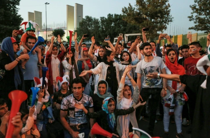 Des supporters iraniens se rassemblent devant le stade Azadi à Téhéran avant la diffusion du match Iran-Espagne dans le cadre du Mondial de football en Russie, le 20 juin 2018