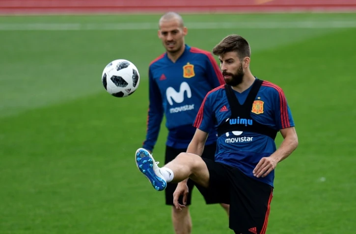 Le défenseur de l'Espagne (à dr.) Gerard Pique pendant un entraînement de l'équipe nationale près de Madrid, à Las Rozas, le  29 mai 2018  
