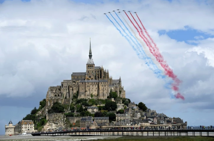 Des Alphajets de la Patrouille de France survolent le Mont-Saint-Michel le 2 juillet 2016