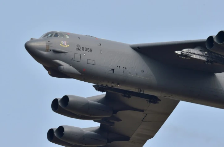 Le bombardier B52 Stratofortress survole la base aérienne d'Osan, le 10 janvier 2016