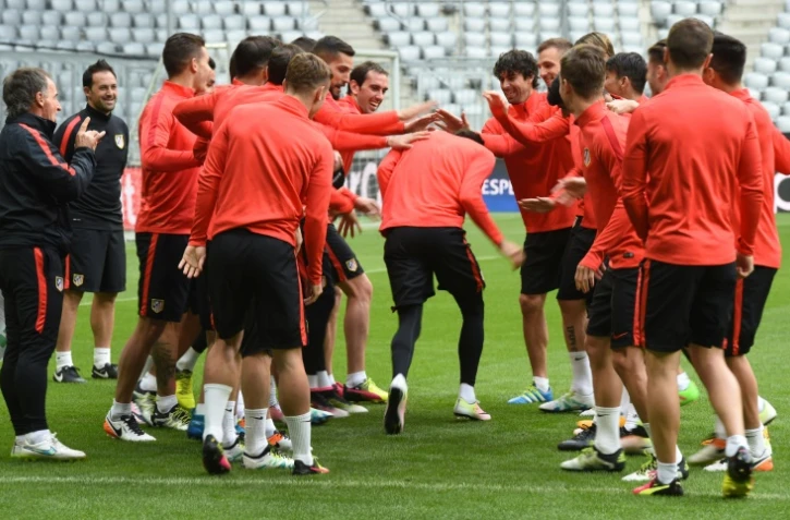 Les joueurs de l'Atletico Madrid s'entraînent sur la pelouse de l'Allianz Arena, le 2 mai 2016, à la veille d'y affronter le Bayern Munich