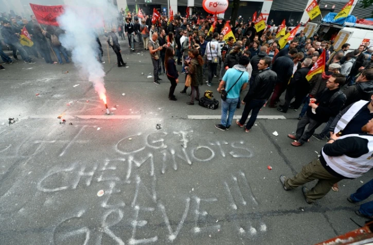 Des cheminots en grève manifestent à Paris le 6 juin 2016