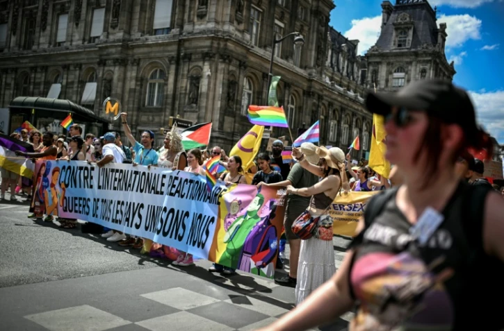 "Contre l'internationale réactionnaire. Queers de tous pays, unissons-nous", clame une banderole lors de la Marche des fiertés 2025 à Paris, le 28 juin 2025
