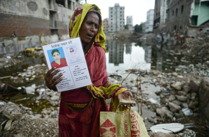 Une femme pleure un proche au milieu des ruines du Rana Plaza le 2 août 2013 à Savar au Bangladesh