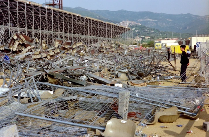 Un CRS observe les décombres après l'effondrement d'une tribune dans le stade de Furiani, avant le match entre Bastia et Marseille, le 5 mai 1992