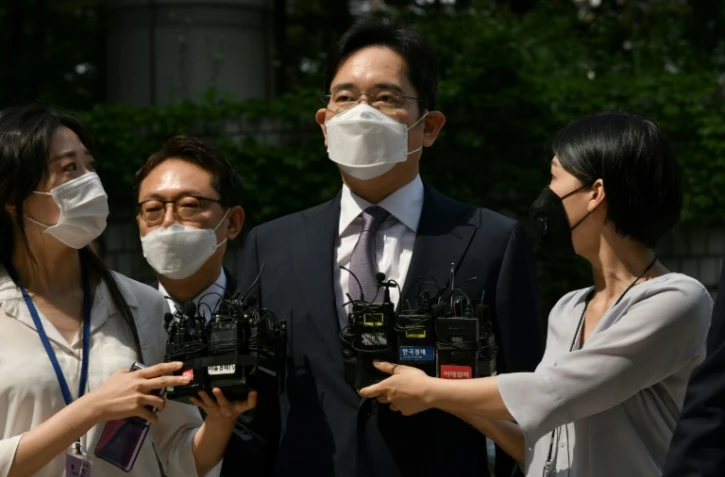 L'héritier du géant Samsung Lee Jae-yong (c) arrive au tribunal à Séoul, le 8 juin 2020