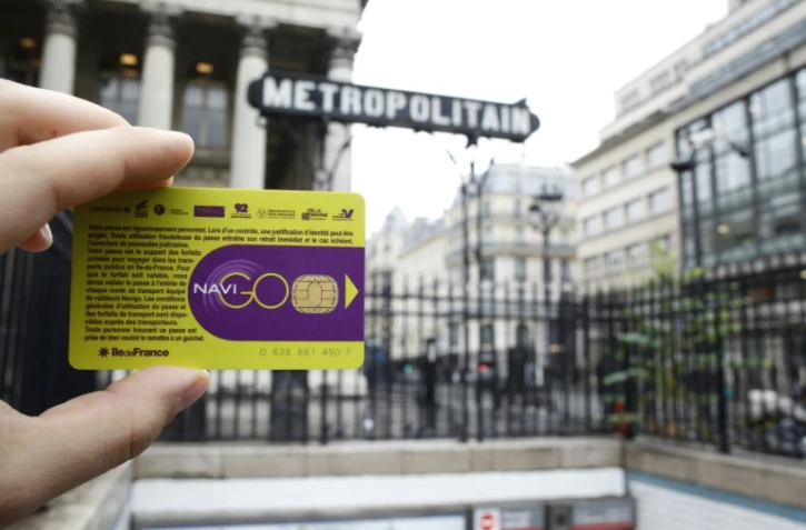 Un pass Navigo présenté à l'entrée d'une station de métro le 10 décembre 2014 à Paris