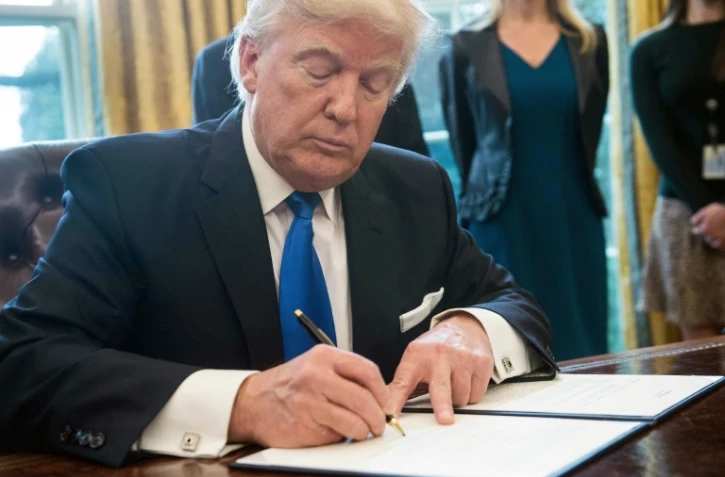 Donald Trump signe un décret relançant le projet Keystone XL, le 24 janvier 2017 à la Maison Blanche