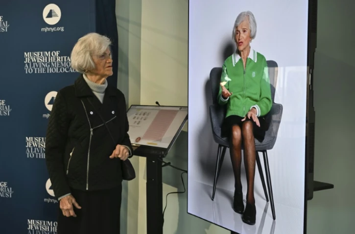 Toby Levy, survivante de l'Holocauste, au Museum of Jewish Heritage de New York le 27 janvier 2025 devant son portrait vidéo et l'intelligence artificielle grâce à laquelle son témoignage a été preservé, à l'occasion du 80e anniversaire de la libération du camp d'extermination d'Auschwitz.