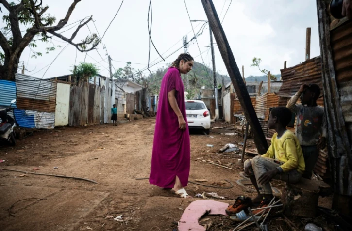 La psychologue Mona Fandi rencontre des habitants du quartier de Cavani Sud (est de Mayotte), pour leur proposer une aide médicale, le 2 janvier 2025
