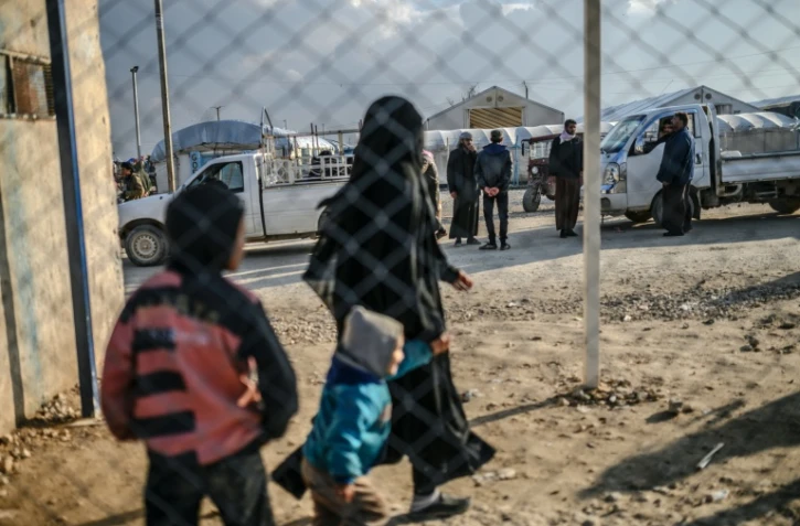 Une Française, qui a appartenu au groupe Etat islamique avant de fuir, est photographiée avec son enfant dans un camp du nord-est de la Syrie, le 17 février 2019